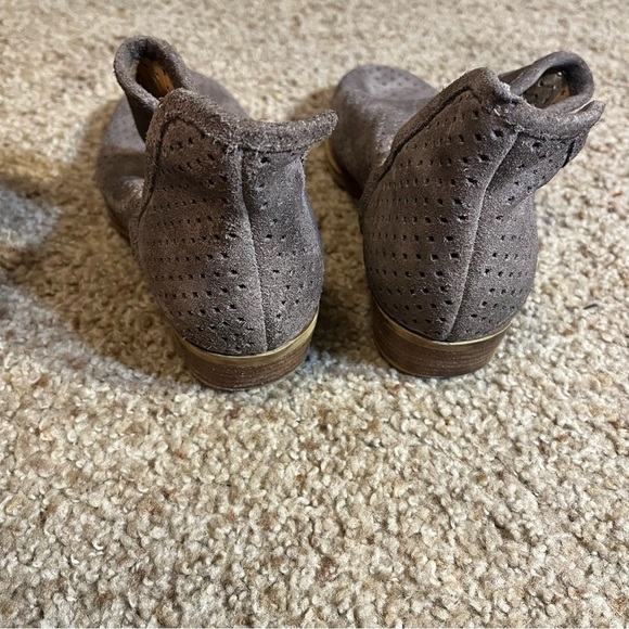 Lucky Brand Brooklin Perforated Cutout Suede Leather Ankle Boots Booties 5.5M - Picture 5 of 9
